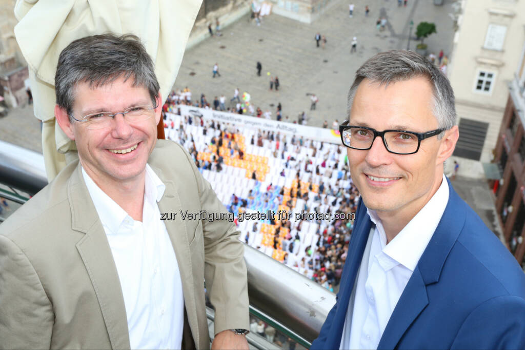 Rudolf Schrefl (3CCO), Jan Trionow (3CEO): Hutchison Drei Austria Gmbh: Auftakt zur 3Liegestuhl-Pause am Stephansplatz, © Aussender (17.06.2015) 