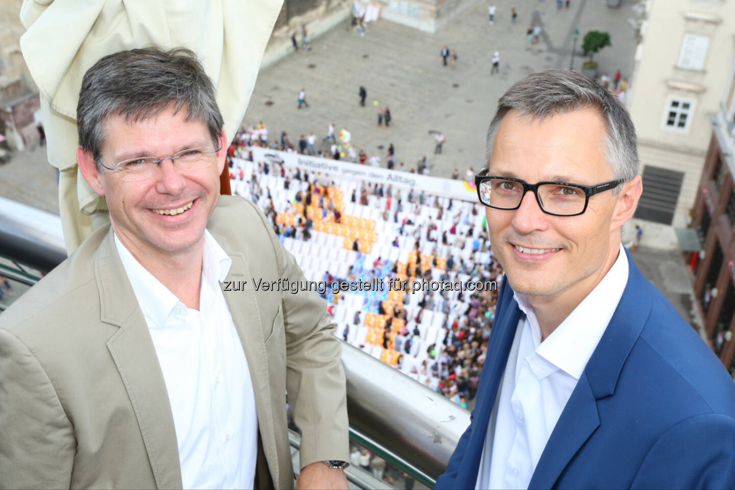 Rudolf Schrefl (3CCO), Jan Trionow (3CEO): Hutchison Drei Austria Gmbh: Auftakt zur 3Liegestuhl-Pause am Stephansplatz