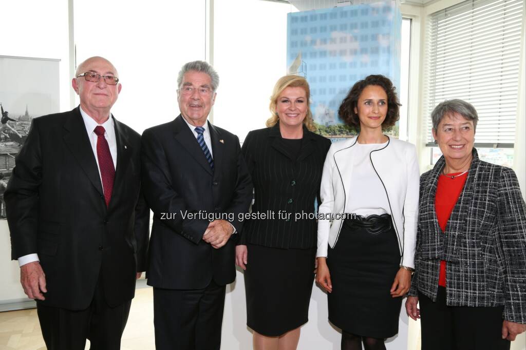 Günter Geyer (Vorstandsvorsitzender des Wiener Städtischen Versicherungsvereins), Heinz Fischer (Bundespräsident der Republik Österreich), Kolinda Grabar-Kitarović (Präsidentin der Republik Kroatien), Tanja Deman (Künstlerin), Margit Fischer: Wiener Städtische Versicherungsverein: Eröffnungsevent anlässlich der Verhüllung des Ringturms, © Wiener Städtische Versicherungsverein/APA-Fotoservice/Schedl
, © Aussendung (18.06.2015) 