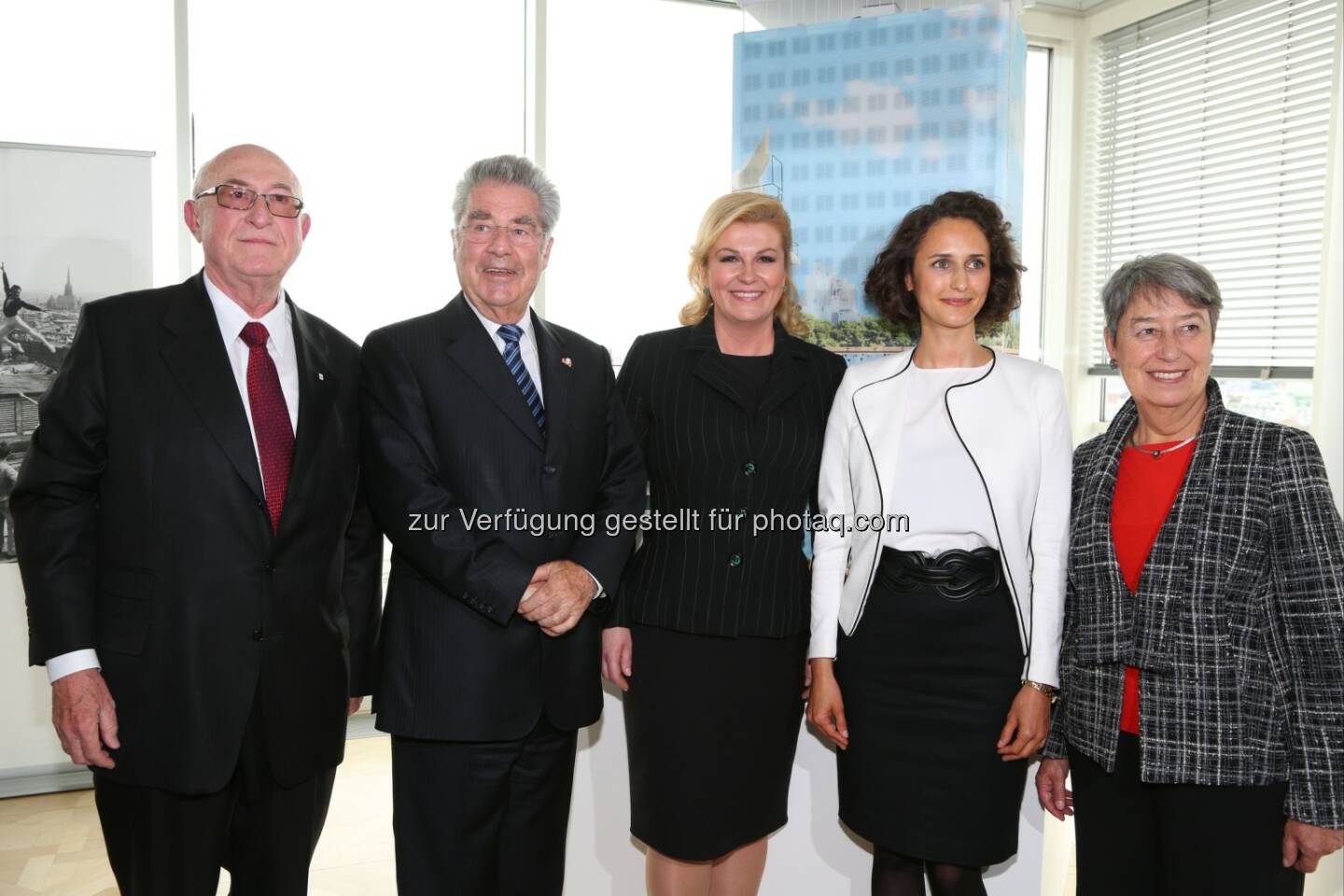 Günter Geyer (Vorstandsvorsitzender des Wiener Städtischen Versicherungsvereins), Heinz Fischer (Bundespräsident der Republik Österreich), Kolinda Grabar-Kitarović (Präsidentin der Republik Kroatien), Tanja Deman (Künstlerin), Margit Fischer: Wiener Städtische Versicherungsverein: Eröffnungsevent anlässlich der Verhüllung des Ringturms, © Wiener Städtische Versicherungsverein/APA-Fotoservice/Schedl
