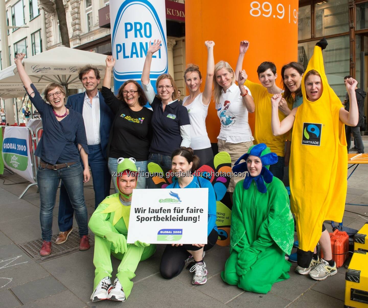 Madelaine Neumayr (Veranstalterin Global 2000 Fairness Run), Bezirksvorsteher Thomas Blimlinger (Bezirk Neubau), Annemarie Kollmann (Fairtrade Österreich), Leonore Gewessler (Global 2000), Petra Lehrbaum (ÖBB), Tanja Dietrich-Hübner (Rewe Group / Pro Planet, Michaela Königshofer (Clean Clothes Kampagne Österreich), Carola Gausterer (Radio Wien) mit kostümierten LäuferInnen