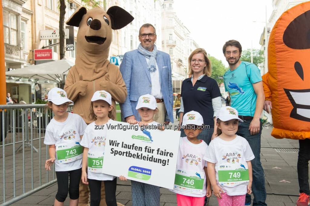 Christian Mayer (ARA Altstoff Recycling Austria AG), Leonore Gewessler (Global 2000), Jürgen Smrz (Veranstalter des Global 2000 Fairness Run) mit Kindergarten-Kindern, © Hagen/Global 2000 Fairness Run (19.06.2015) 