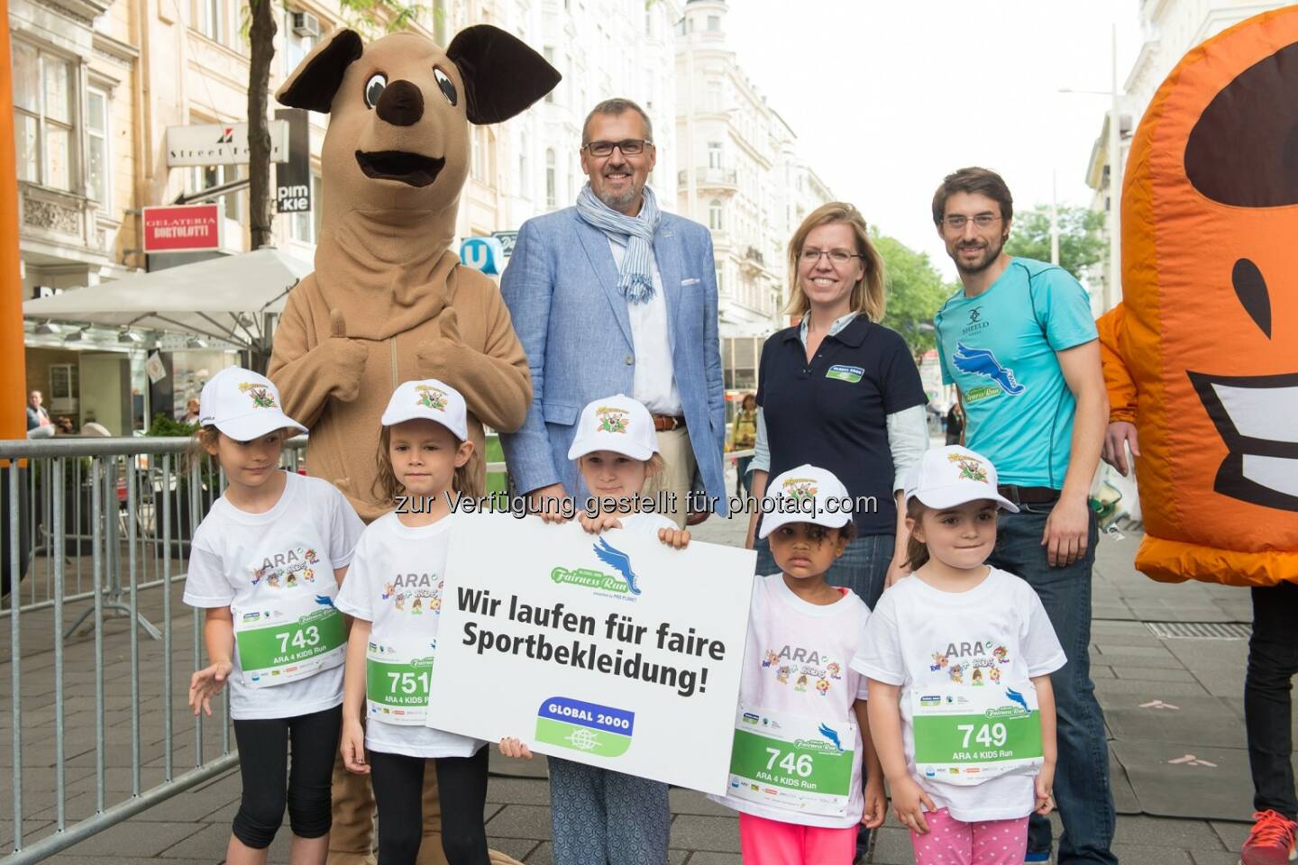 Christian Mayer (ARA Altstoff Recycling Austria AG), Leonore Gewessler (Global 2000), Jürgen Smrz (Veranstalter des Global 2000 Fairness Run) mit Kindergarten-Kindern