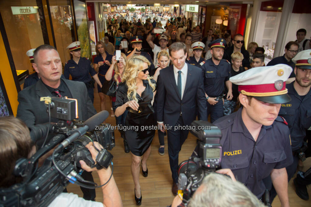 Stargast Pamela Anderson mit Matthias Franta, Center Manager Donau Zentrum im Rahmen der Vienna Fashion Night 2015, (C) Robin Weigelt (21.06.2015)