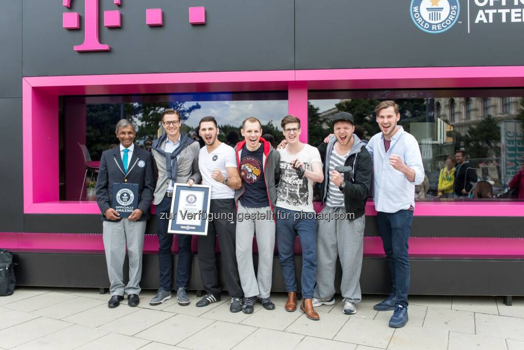 Urkundenübergabe Weltrekord: Judge Guiness World Records, Thomas Kicker (CCO T-Mobile), Mirza Jahic, Michael Hambrusch, Phillip Oppeneiger und Fabian Brandl: T-Mobile: T-Mobile bricht mit LTE-Netz Weltrekord im Online-Gaming. Neuer Weltrekord bei „Pro Evolution Soccer“-Spiel aufgestellt - Weltrekord liegt jetzt bei genau 40 Stunden - LTE-Netz von T-Mobile hat absoluten Härtetest bestanden
, © Aussender (21.06.2015) 