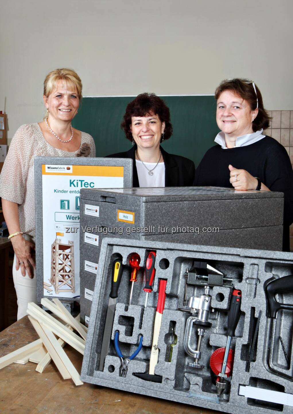 Claudia Rudolf-Misch (Kapsch AG), Andrea Kerbler-Lehner (Direktorin Volksschule 10), Doris Kruschitz-Bestepe (Kapsch AG): Kapsch AG: Kapsch unterstützt die Wissensfabrik, (C) Kaps AG