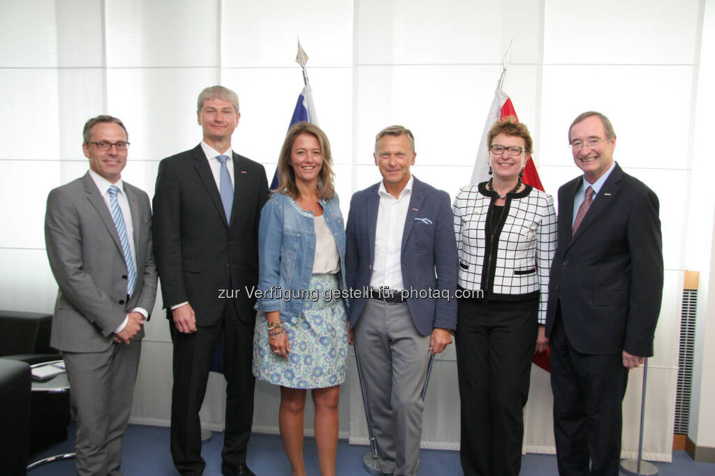 WKÖ-Präsident Leitl, Bettina Lorentschitsch (3.v.l.), Bundesspartengeschäftsführer René Tritscher (l.) und das neue Leitungsteam der Bundessparte Handel: Bundesspartenobmann Peter Buchmüller, Obmann-Stv.in Jutta Pemsel (2.v.r.), Obmann-Stv. Karl Pisec: Wirtschaftskammer Österreich: Neues Leitungsteam der Bundessparte Handel gewählt: Buchmüller folgt auf Lorentschitsch (C) WKÖ/Presse, © Aussender (24.06.2015) 