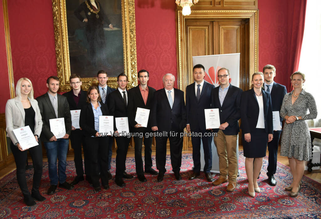 Monika Bauernhofer, Fabian Bouchal, Andreas Guetz, Kathrin Kefer, Dominik Kurzmann, Andreas Branstätter, Bürgermeister Michael Häupl, Jay Peng (Managing Director Huawei Austria), Martin Blaha, Heidi-Jennifer Hornasek (Human Resources Director Huawei Austria), Benedikt Limbacher, Catharina Rieder (Communications Director Huawei Austria): Siegerehrung Studentenprogramm Seeds for the Future von Huawei durch Herrn Bürgermeister Michael Häupl. (C) Huawei, © Aussendung (24.06.2015) 