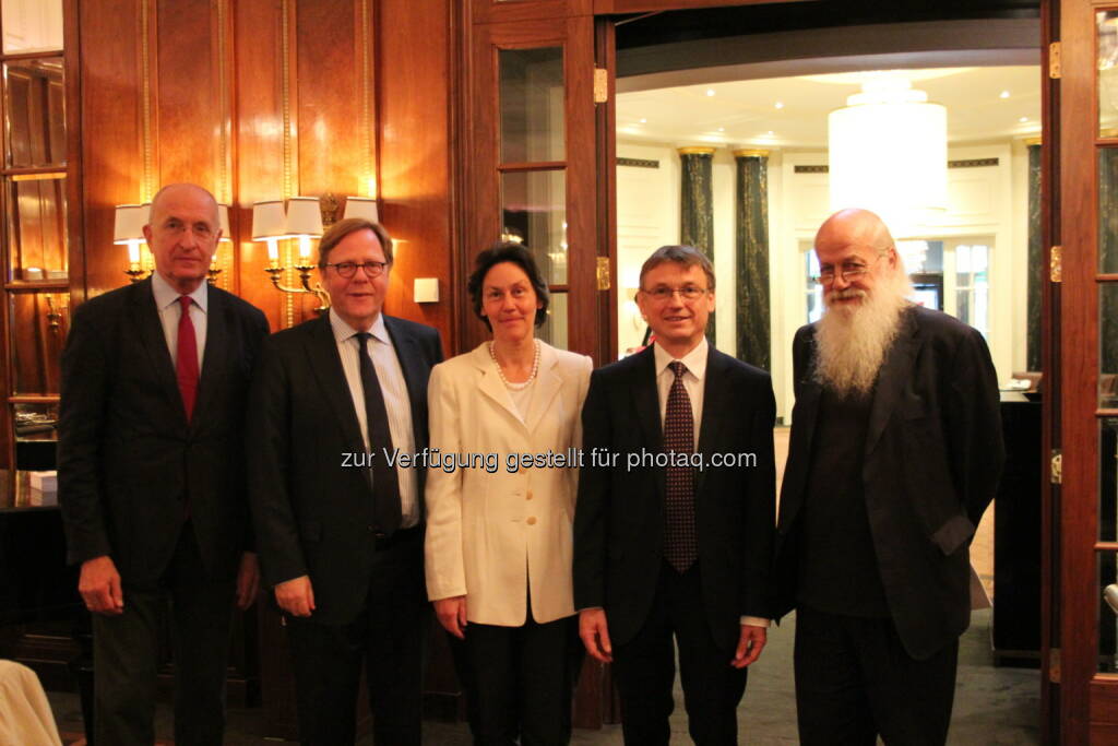 Erwin Ortner, Leiter des Schoenberg-Chors, Bank Austria Vorstandsvorsitzender Willibald Cernko, Eva Angyan,  Wolfgang Holter, Leiter St. Anna Kinderkrebsforschung, Fessel-GfK-Geschäftsführer Rudolf Bretschneider): St. Anna Kinderkrebsforschung e.V.: Große Namen für erfolgreiche Forschung. Gelungener Premierenlunch des St. Anna Kinderkrebsforschung Unterstützungskomitees unter der Leitung von Präsidentin Eva Angyan im renommierten Wiener Hotel Bristol. © St. Anna Kinderkrebsforschung
, © Aussender (24.06.2015) 