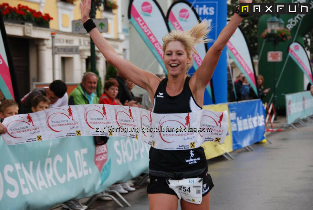 Zieleinlauf Anita Miedl, Siegerin Hobbylauf Rosenarcadelauf Tulln, © MaxFun Sports (25.06.2015) 