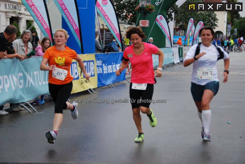 Rosenarcadelauf Tulln, Sprint, Zielsprint, © MaxFun Sports (25.06.2015) 