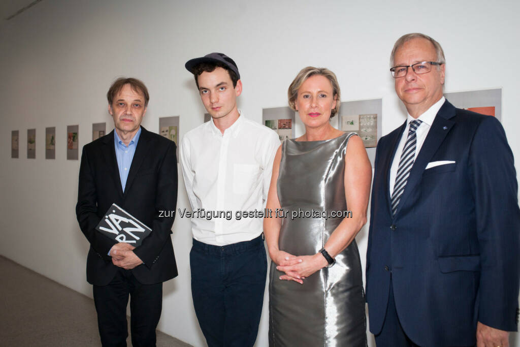 Rainer Fuchs (Kurator mumok), John Skoog (Künstler), Karola Kraus (Direktorin mumok), Andreas Burckhardt (Präsident des Verwaltungsrat der Baloise Group) in der Ausstellung John Skoog. Värn. Baloise Kunst-Preis 2014: mumok Museum Moderner Kunst: Baloise Group kauft alle Filme aus der Ausstellung „John Skoog. Värn“ für das mumok an, (C) mumok, © Aussendung (25.06.2015) 