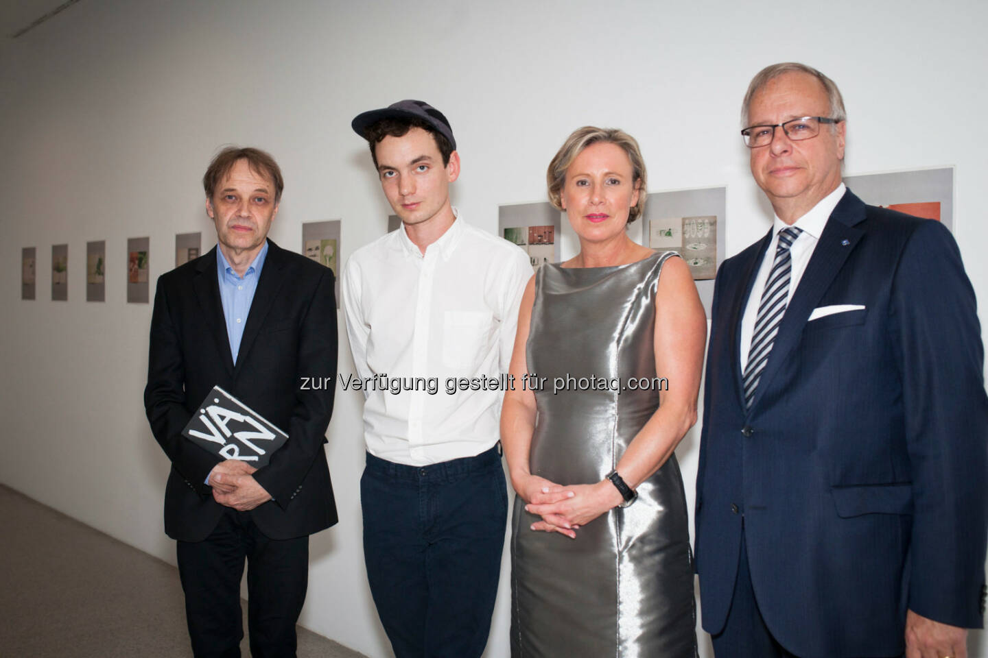 Rainer Fuchs (Kurator mumok), John Skoog (Künstler), Karola Kraus (Direktorin mumok), Andreas Burckhardt (Präsident des Verwaltungsrat der Baloise Group) in der Ausstellung John Skoog. Värn. Baloise Kunst-Preis 2014: mumok Museum Moderner Kunst: Baloise Group kauft alle Filme aus der Ausstellung „John Skoog. Värn“ für das mumok an, (C) mumok