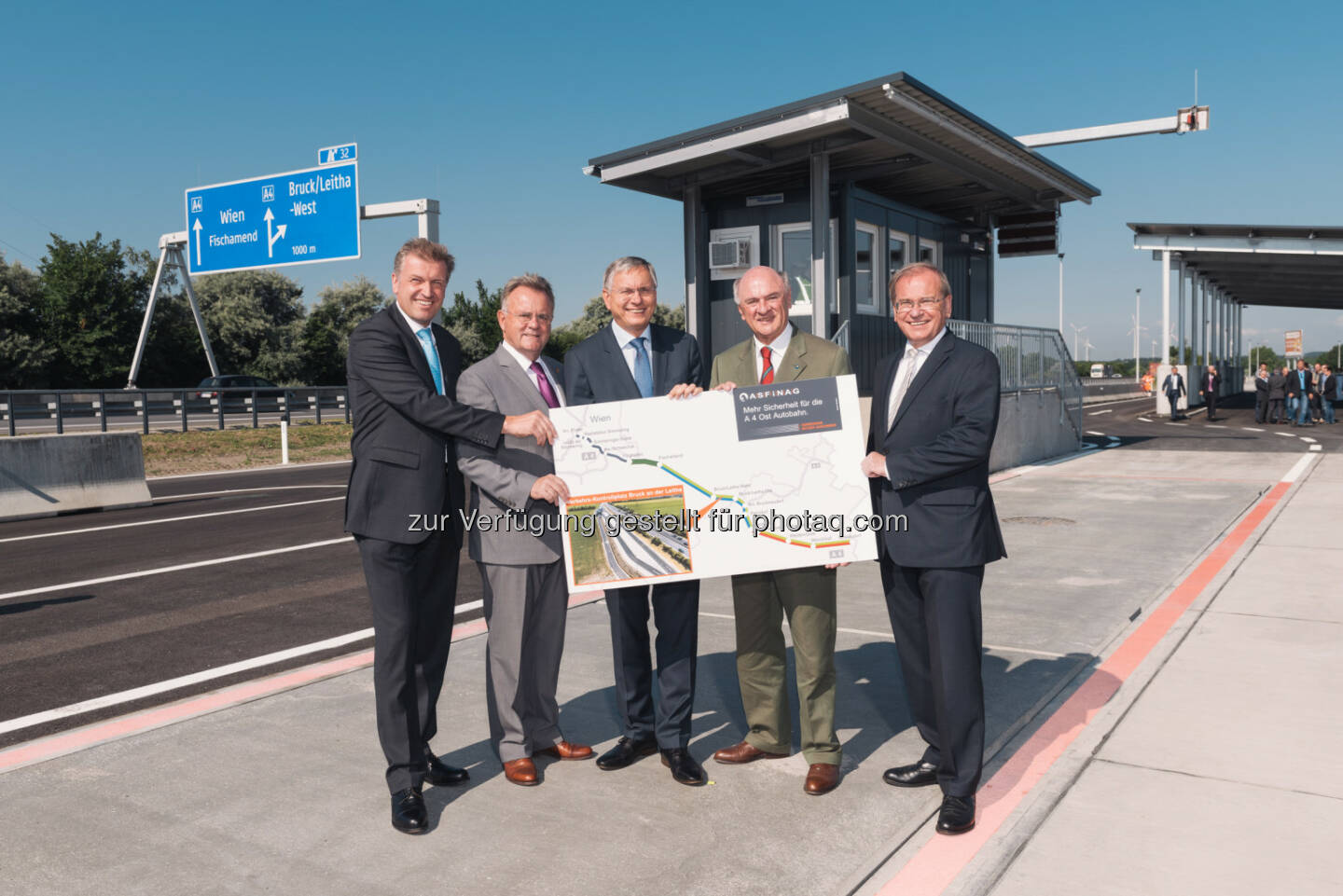 Klaus Schierhackl, Asfinag Vorstand; Hans Niessl, LH Bgld.; Alois Stöger, Verkehrsminister; Erwin Pröll, LH NÖ; Alois Schedl, Asfinag Vorstand: Asfinag: Asfinag: Neuer Verkehrs-Kontrollplatz Bruck in Betrieb – ein wichtiger Meilenstein für eine sichere A 4, (C) Asfinag