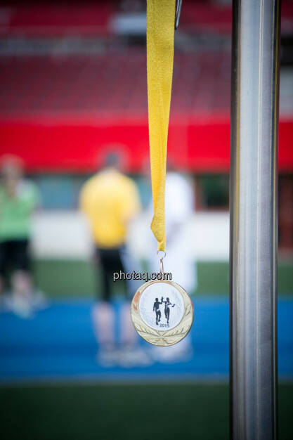 LCC Team- und Firmenlauf, Medaille, © photaq/Ludwig Hartweger/Martina Draper/div.Handypics (26.06.2015) 