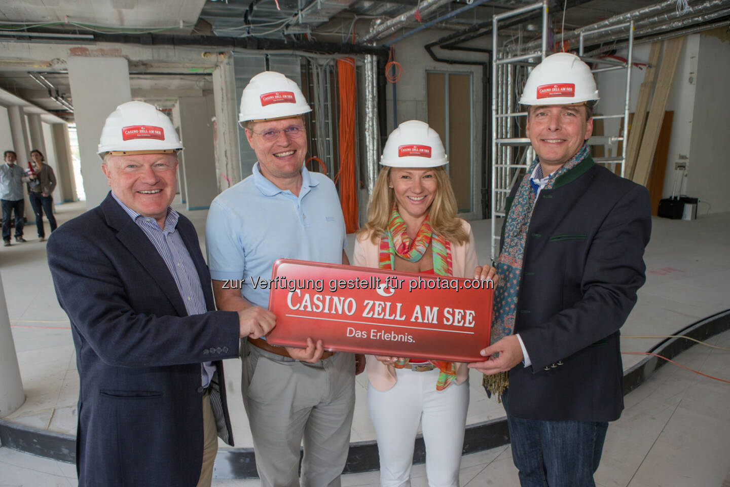 Erich Egger, Vorstand der Schmittenhöhebahn AG; Wilfried Holleis, Hotelinhaber Grand Hotel Zell am See; Renate Ecker, Geschäftsführerin der Zell am See-Kaprun Tourismus GmbH.; Casinodirektor Paul Vogel: Casino Zell am See: Der Countdown läuft - Die Umbauarbeiten laufen auf Hochtouren, der Zeitplan steht: In der Silvesternacht 2015/2016 wird das neue Casino von Casinos Austria seine ersten Gäste empfangen. Foto: Nikolaus Faistauer