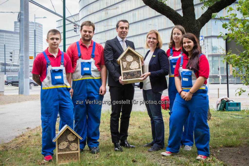 Christian Kern, Vorstandsvorsitzender der ÖBB Holding AG, Leonore Gewessler, Geschäftsführerin Global 2000 (Mitte), und ÖBB Lehrlinge: ÖBB und Global 2000: Neue Nisthilfen für Wildbienen in Wien, (C) ÖBB / Max Wegscheider
, © Aussender (26.06.2015) 