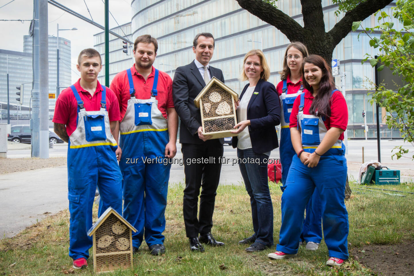 Christian Kern, Vorstandsvorsitzender der ÖBB Holding AG, Leonore Gewessler, Geschäftsführerin Global 2000 (Mitte), und ÖBB Lehrlinge: ÖBB und Global 2000: Neue Nisthilfen für Wildbienen in Wien, (C) ÖBB / Max Wegscheider
