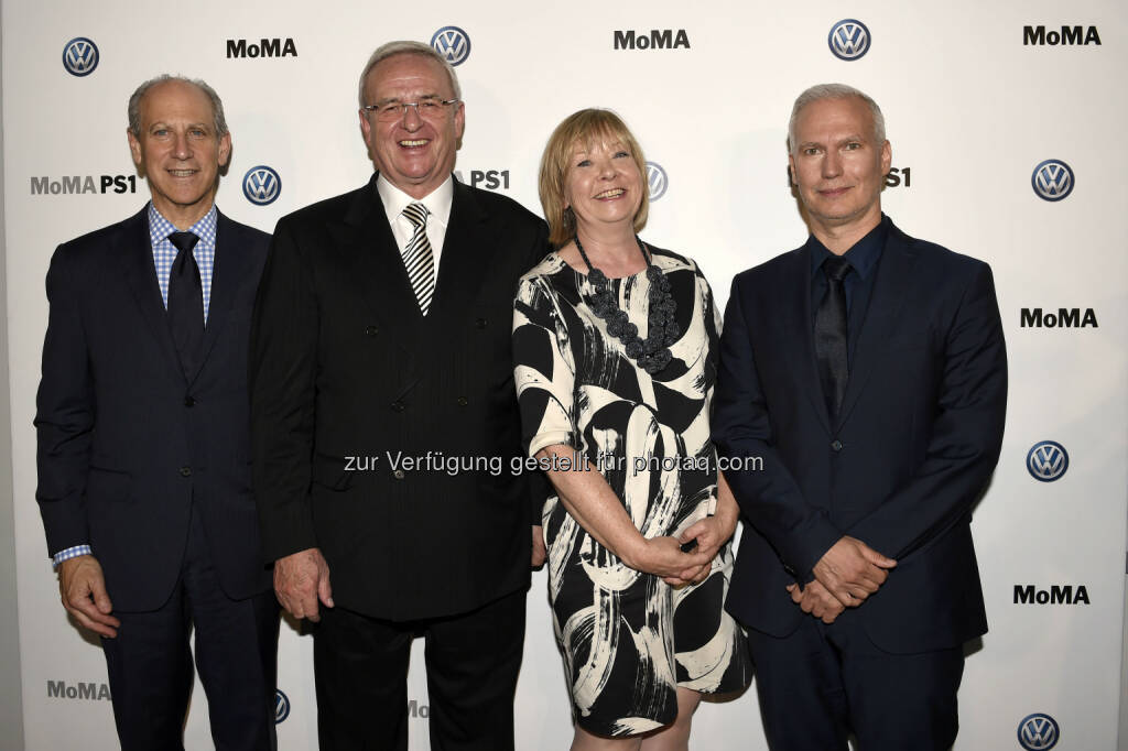 Glenn D. Lowry, Direktor des Museum of Modern Art (MoMA); Martin Winterkorn, Chairman of the Board of Directors Volkswagen Group of America sowie Vorstandsvorsitzender der Volkswagen Aktiengesellschaft; Wendy Woon, Edward John Noble Deputy Direktorin Bildung; Klaus Biesenbach, Direktor MoMA PS1 und Chief Curator at Large MoMA.: VW Volkswagen AG: Neues Kapitel in der langjährigen Partnerschaft zwischen dem Volkswagen Konzern und dem Museum of Modern Art sowie MoMA PS1 (C) Volkswagen AG, © Aussendung (26.06.2015) 