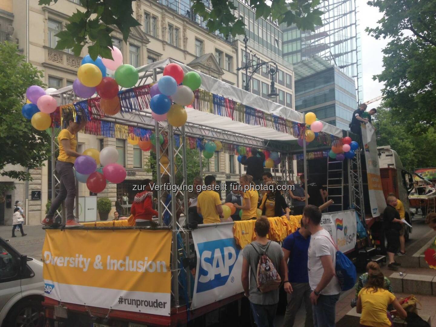 SAP: Die USA sagen Ja zur Homo-Ehe! Das feierten wir heute auf dem Christopher Street Day in Berlin: http://spr.ly/6184BBUj6 Berliner CSD e.V.  Source: http://facebook.com/SAP