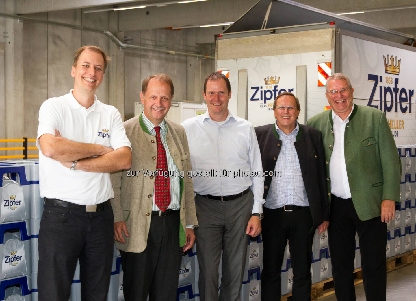 Magne Setnes, Markus Liebl und Joost Luijbregts aus dem Management Team der Brau Union Österreich, Herbert Schallhart, Regionale Logistikleitung West, Braumeister Günther Seeleitner: Brau Union Österreich AG: Erweiterter Logistikbereich nach 2-Millionen-Investment stärkt Brauerei Zipf ganz wesentlich, © Foto Humer / Brau Union Österreich
