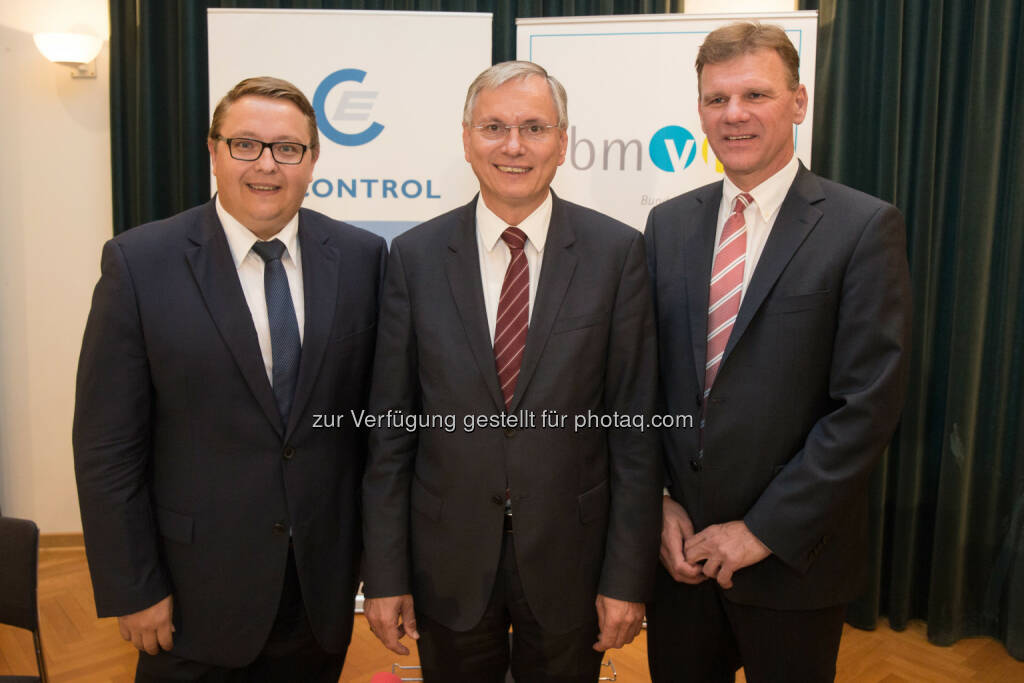 Martin Graf, Vorstand der Energie-Control Austria, Alois Stöger, Bundesminister für Verkehr, Innovation und Technologie und Michael Strebl, GF Salzburg Netz: Energie-Control Austria: Stöger/Graf/Strebl: Forschung & Entwicklung machen Österreich zum Frontrunner bei intelligenten Stromnetzen, © photonews.at/Georges Schneider
, © Aussendung (30.06.2015) 