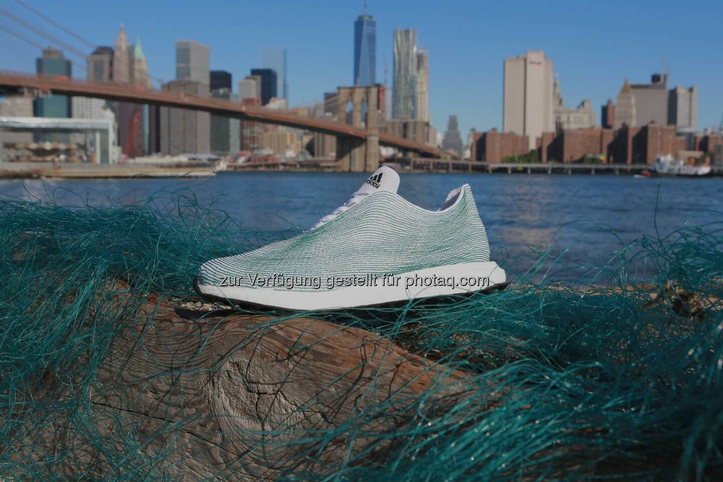 adidas feierte gestern im UN-Hauptquartier seine vor Kurzem bekannt gegebene Partnerschaft mit Parley for the Oceans und präsentierte ein innovatives Schuhkonzept, das im Rahmen dieser Partnerschaft entwickelt wurde: Weltneuheit von adidas: ein Schuh, dessen Obermaterial vollständig aus recycelten Plastikabfällen und Netzen aus dem Meer besteht. 