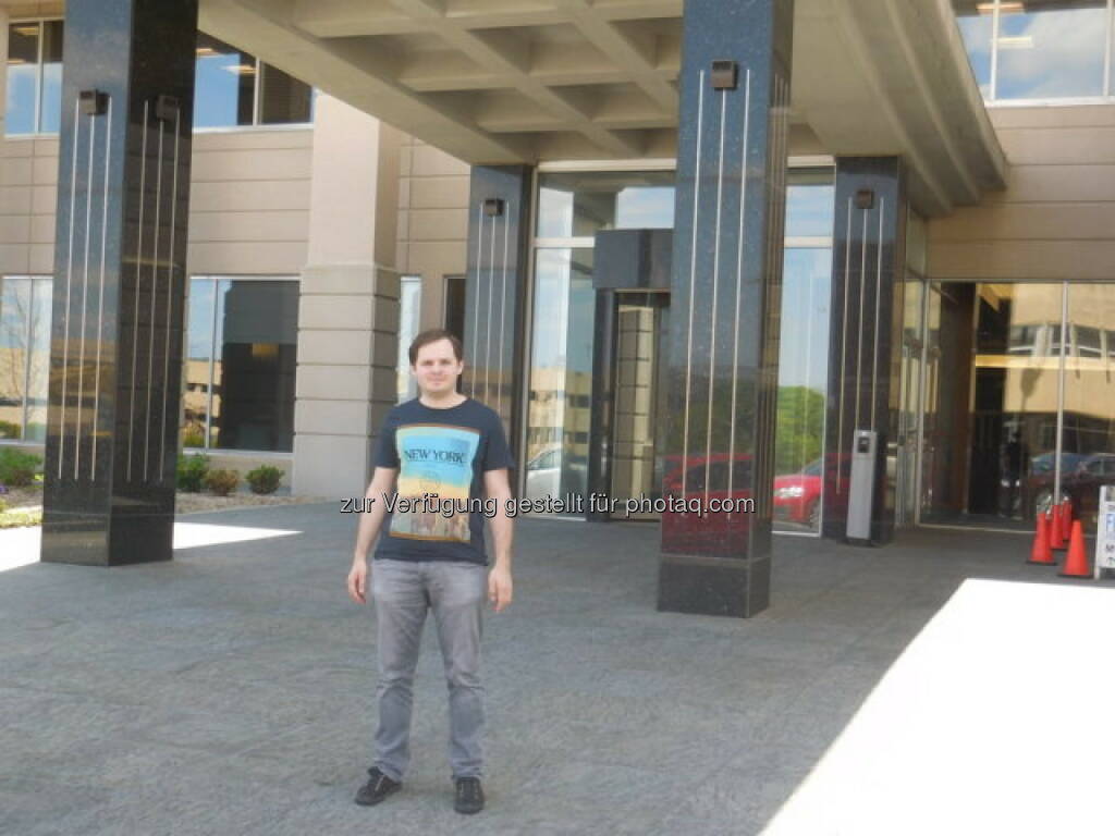 Vor dem Eingang des Kiewit Plaza. In diesem Bürogebäude befindet sich Warren Buffetts Holding Berkshire Hathaway., © Alois Alexander Greiner (30.06.2015) 