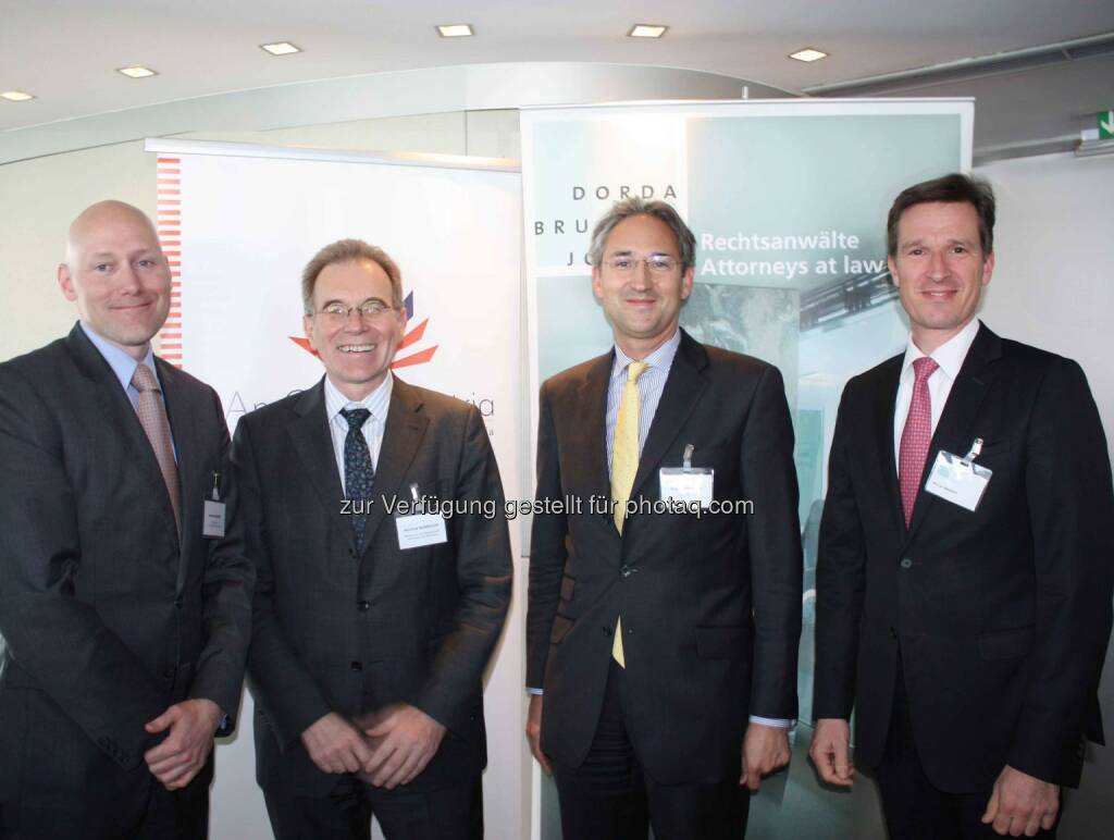 James Bangert, Leiter der Wirtschaftsabteilung der US-Embassy, Manfred Schekulin, Direktor für Export- und Investitionsstrategien im Bundesministerium für Wissenschaft, Wirtschaft und Forschung, August Reinisch, Leiter des Instituts für internationales Recht und internationale Beziehungen auf der Universität Wien, Martin Brodey, Partner bei Dorda Brugger Jordis Rechtsanwälte: Auf Einladung von AmCham Austria Präsident Norbert B. Lessing und Dorda Brugger Jordis diskutierten führende Experten aus Österreich und den Vereinigten Staaten über die Rolle internationaler Schiedsgerichte (ISDS) im Rahmen des transatlantischen Handelsabkommens TTIP. © DBJ.at/Pichler, © Aussender (30.06.2015) 