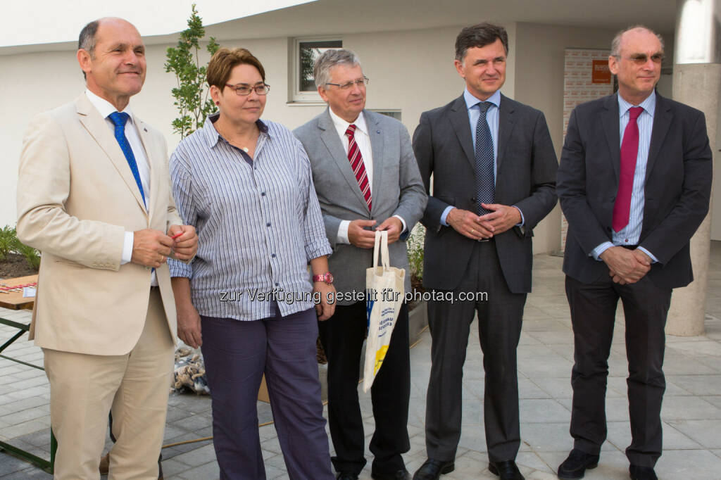 Landeshauptmann-Stellvertreter Wolfgang Sobotka, Karin Baier (Bürgermeisterin der Stadtgemeinde Schwechat), Landtagsabgeordneter Willibald Eigner, Johannes Karner (Geschäftsführer WET), Karl Keusch (Leiter Bautechnik Buwog Group): Buwog-Projekt Alanova in Schwechat fertiggestellt © Stephan Huger, © Aussendung (02.07.2015) 