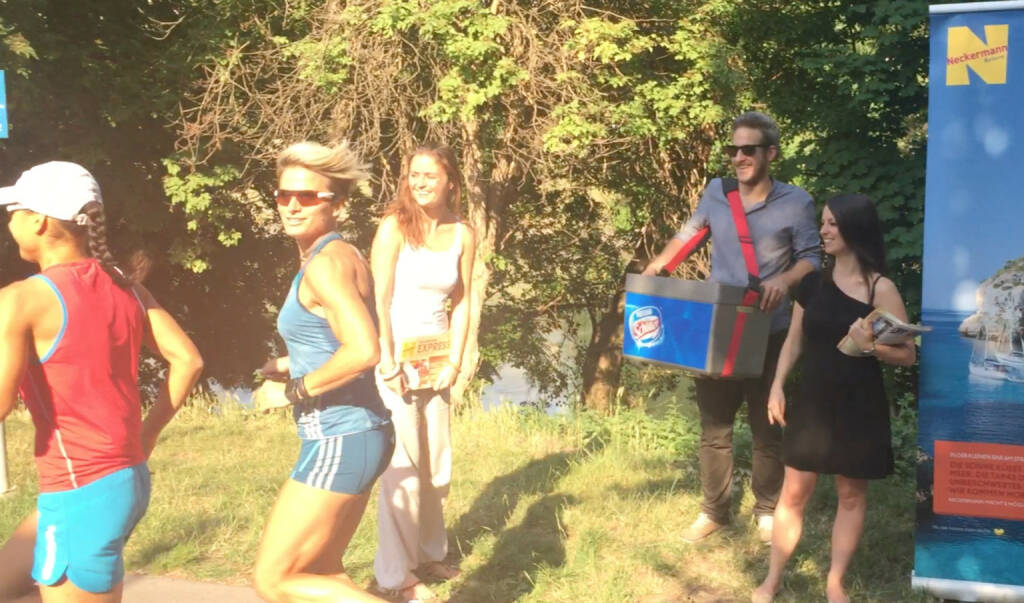 Annabelle Mary-Konczer und Elisabeth Niedereder werden von eisversorgenden Neckermännerinnen auf dem Donaukanal angelacht (02.07.2015) 