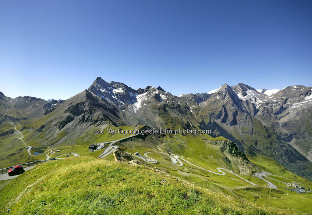 Großglockner Hochalpenstraßen AG: Am Weg zum Welterbe! - Großglockner Hochalpenstraße - Blick von der Edelweiß-Spitze auf 30 Dreitausender (Bild: Wöckinger, grossglockner.at), © Aussender (03.07.2015) 