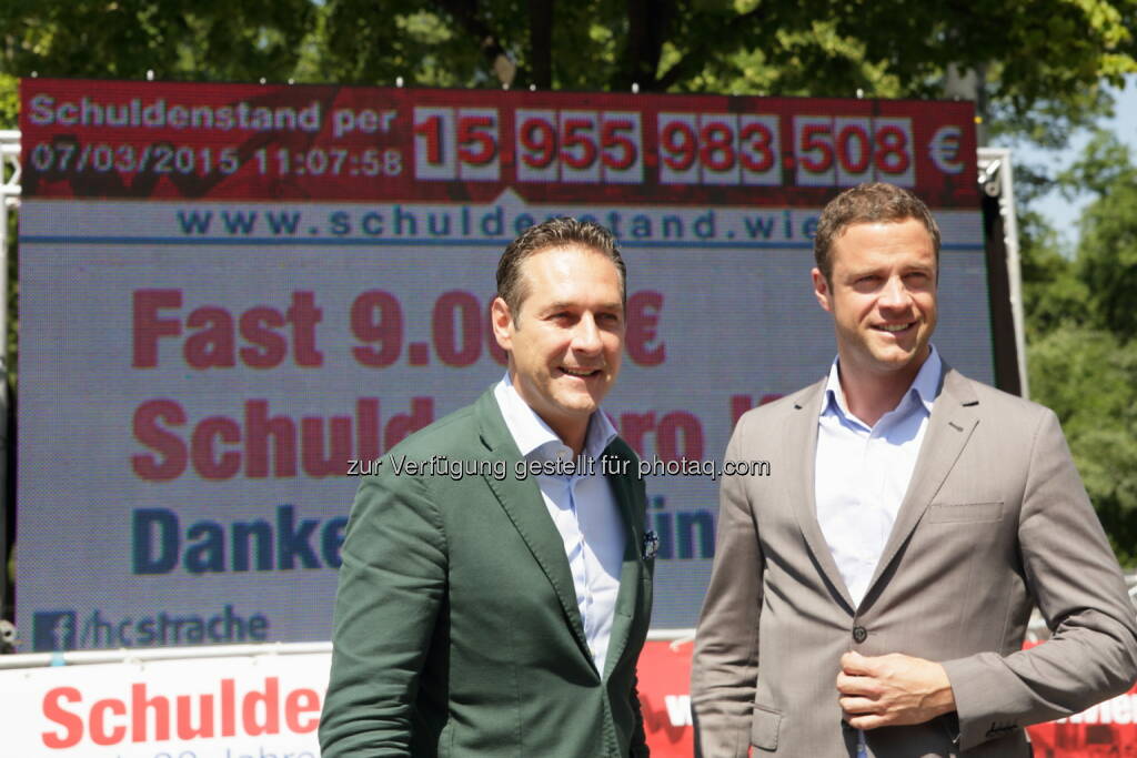 HC Strache und Johann Gudenus vor dem Schuldenticker der FPÖ-Wien (Bild: Andreas Ruttinger, FPÖ-Wien) (03.07.2015)