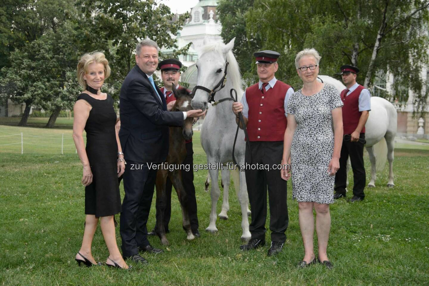 Generaldirektorin Elisabeth Gürtler, Bundesminister Andrä Rupprechter, Direktorin Brigitte Mang: Lipizzaner-Fohlen und -Stuten zu Besuch in Wien (C) Spanische Hofreitschule / RGE Photo
