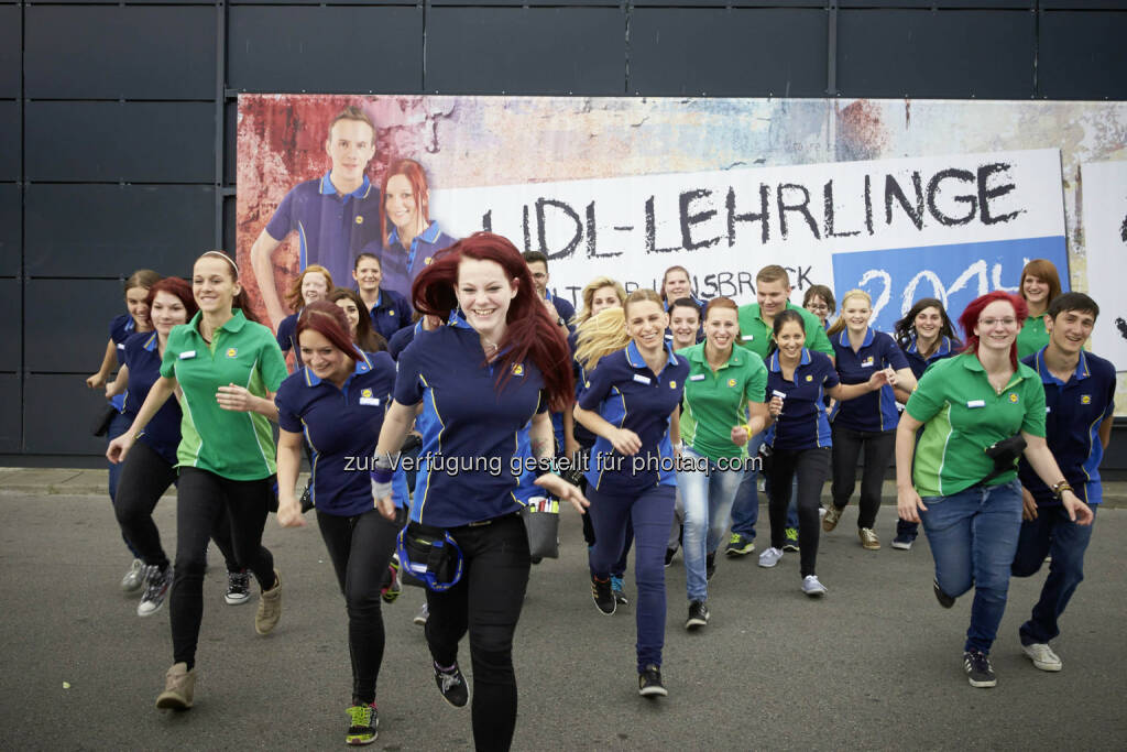 In gleich fünf Wiener Filialen von Lidl Österreich geben vom 6. bis 11. Juli 2015 die Lehrlinge den Ton an. Insgesamt 100 hochmotivierte Lidl-Lehrlinge aus ganz Österreich kommen bei dem Projekt Lehrlinge on Tour 2015 in die Hauptstadt und leiten die Filialen eine Woche lang völlig selbstständig. (C) Lidl, © Aussendung (06.07.2015) 