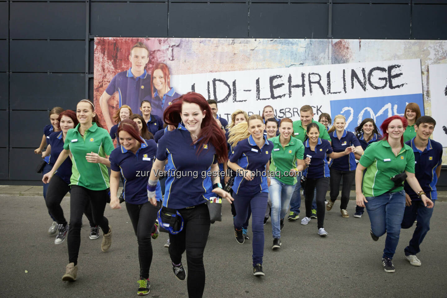 In gleich fünf Wiener Filialen von Lidl Österreich geben vom 6. bis 11. Juli 2015 die Lehrlinge den Ton an. Insgesamt 100 hochmotivierte Lidl-Lehrlinge aus ganz Österreich kommen bei dem Projekt Lehrlinge on Tour 2015 in die Hauptstadt und leiten die Filialen eine Woche lang völlig selbstständig. (C) Lidl