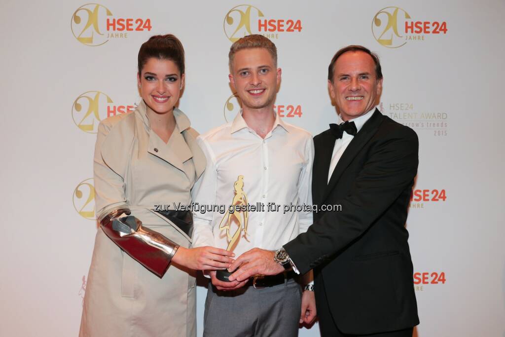 Marie Nasemann, Winner HSE24 Talent Award Lars Harre, Richard Reitzner, CEO HSE24: Nachwuchsdesigner Lars Harre gewinnt HSE24 Talent Award (C) HSE24, © Aussendung (08.07.2015) 