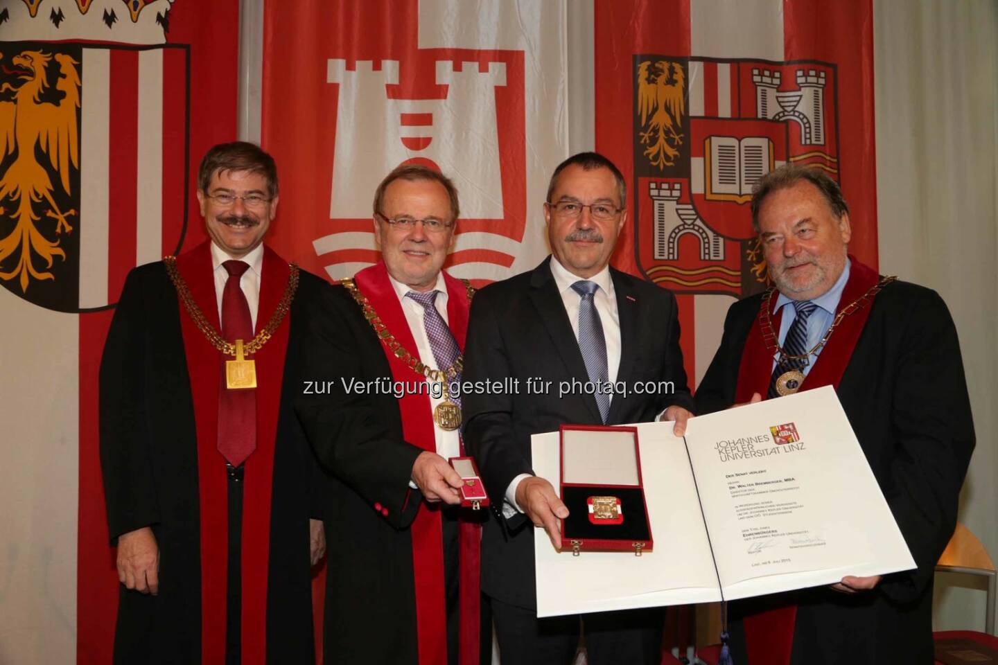 Senatsvorsitzender Helmut Pernsteiner, Rektor Richard Hagelauer, Direktor Walter Bremberger und Vizerektor für Internationales Friedrich Roithmayr: Verleihung der Würde eines Ehrenbürgers der JKU an Direktor Bremberger (C) JKU