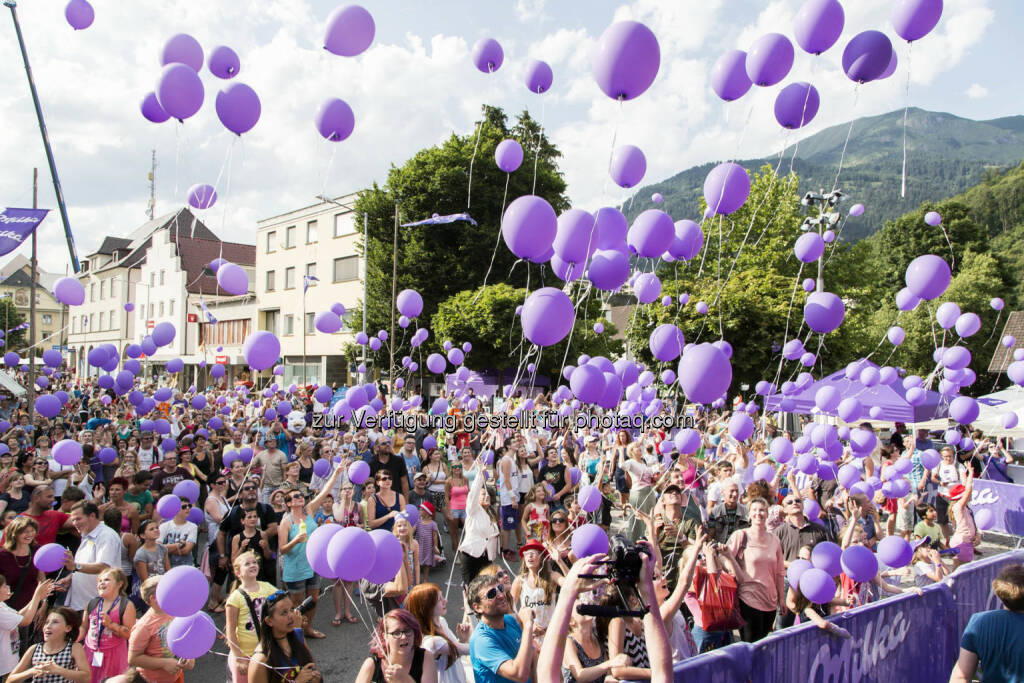 Mondelez Österreich: Ein unvergesslicher #milkamoment für alle Besucher. Auch in diesem Jahr wurde die Alpenstadt Bludenz für einen Tag in eine lila Erlebniswelt verwandelt. Unter dem Motto #milkamoment sorgte das Milka Schokofest bereits zum 32. Mal für Spaß und Action. © Mondelez Österreich/APA-Fotoservice/Mathis
, © Aussender (12.07.2015) 