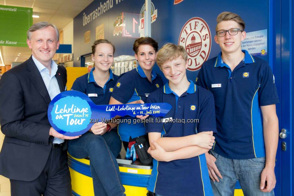 Alexander Deopito, Vorsitzender der Geschäftsleitung von Lidl Österreich, übergibt den Lehrlingen Patricia Karlon, Jessica Konrad, Niklas Nemec und Jonathan Pirker den Schlüssel für die Filiale:  Gleich fünf Wiener Filialen von Lidl Österreich wurden vom 6. bis 11. Juli 2015 von Lehrlingen übernommen. Insgesamt 100 hochmotivierte Lidl-Lehrlinge aus ganz Österreich waren beim Projekt „Lehrlinge on Tour 2015“ mit dabei und leiteten die Filialen eine Woche lang selbstständig. (c) www.annarauchenberger.com / Anna Rauchenberger , © Aussendung (13.07.2015) 