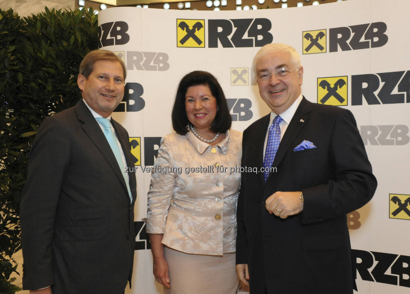 Johannes Hahn, EU-Kommissar und Vizepräsident des Europäischen Parlaments; Charlotte Rothensteiner und Walter Rothensteiner, RZB-Generaldirektor