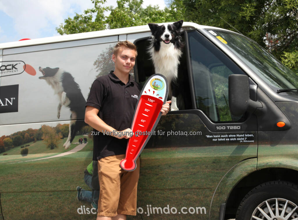 Lukas Pratschker, sein Hund  Falco :  Aktion Verein Pfotenhilfe: Sommerzeit: Hunde nicht im Auto warten lassen! © Sonja Müllner/Verein Pfotenhilfe
, © Aussender (14.07.2015) 