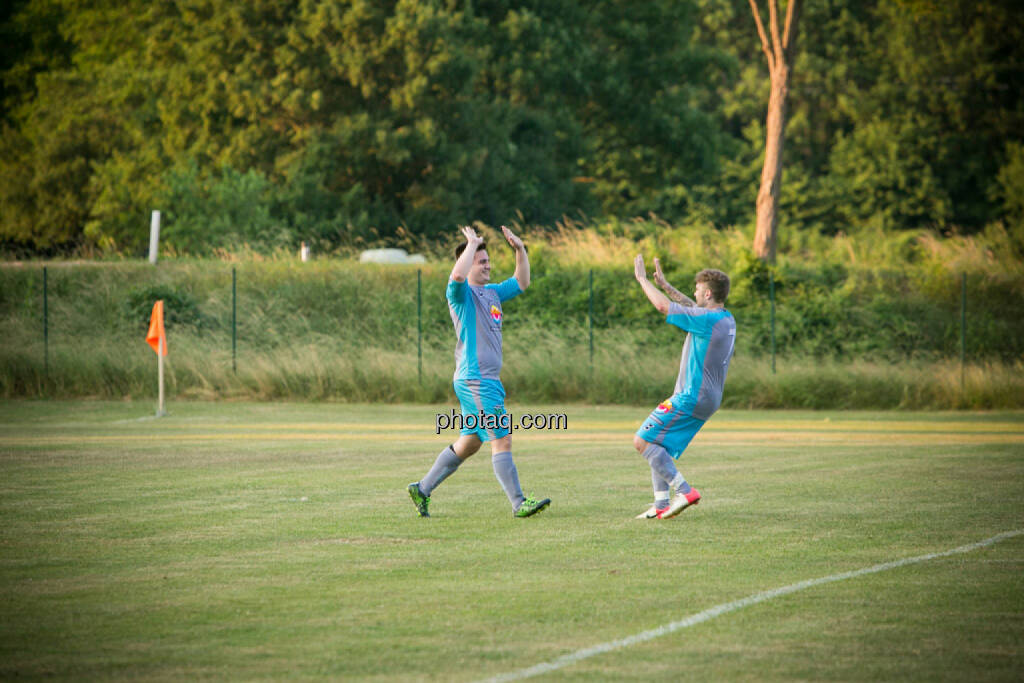 SC Alland - USC Rogner Bad Blumau, High five, © photaq/Martina Draper (14.07.2015) 