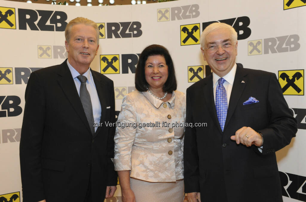Reinhold Mitterlehner, Wirtschaftsminister; Charlotte und Walter Rothensteiner, © RZB (10.03.2013) 