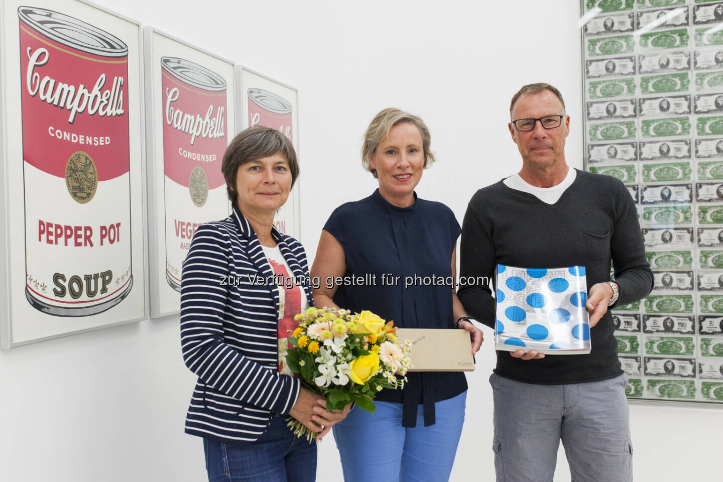 Michaela Gesell, Karola Kraus (mumok), Herr Gesell : Das mumok feiert den 100.000 Besucher der Ausstellung Ludwig Goes Pop : (c) mumok Presse