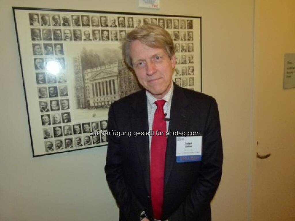 Robert Shiller, fotografiert und interviewt von Tim Schäfer, siehe http://www.christian-drastil.com/2013/03/12/was-robert-shiller-zum-hausermarkt-aktien-gold-sagt-tim-schaefer/ (12.03.2013) 