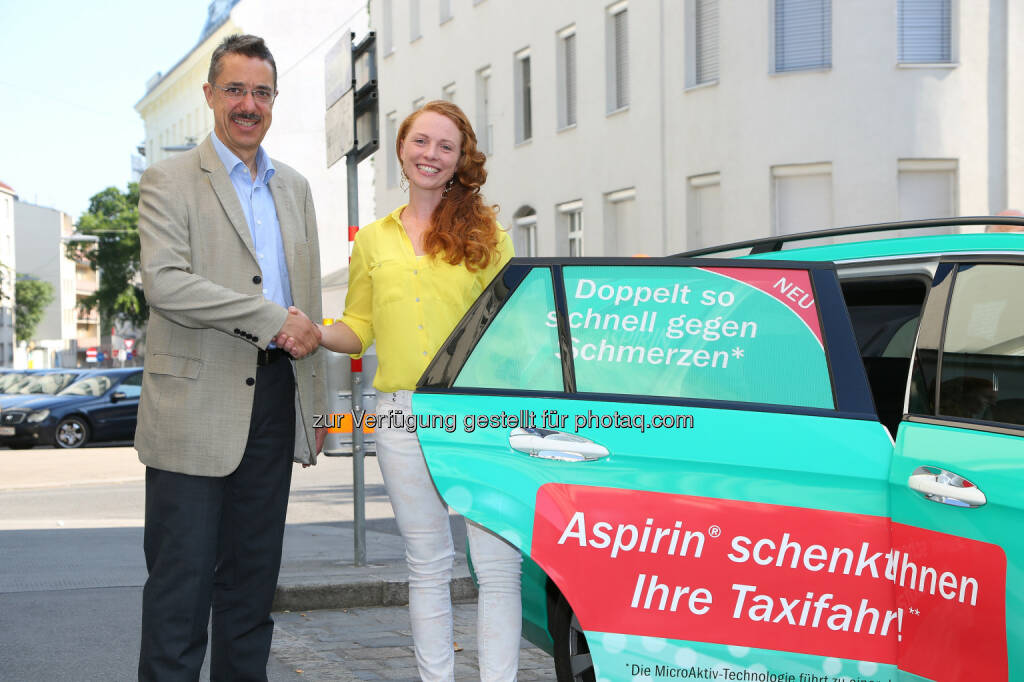 Martin Hagenlocher (Bayer Austria), Caroline Dolezal - kostenlose Fahrten mit dem Aspirin®-Taxi innerhalb Wiens : © Ludwig Schedl Fotocredit: Bayer Austria GmbH/APA-Fotoservice/Schedl, © Aussender (17.07.2015) 