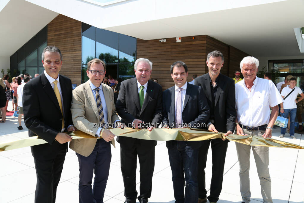 Christian Buchmann (Landesrat für Tourismus), Hermann Schützenhöfer (Landeshauptmann), Michael Schickhofer (Landeshauptmann Stv.), Gerhard Kreiner (Architekt), Manfred Wesonig (Eigentümer Vertreter) : 
Eröffnung der neuen Heiltherme Bad Waltersdorf! © Michael Fischer/Fotocredit: Heiltherme Bad Waltersdorf, © Aussender (18.07.2015) 