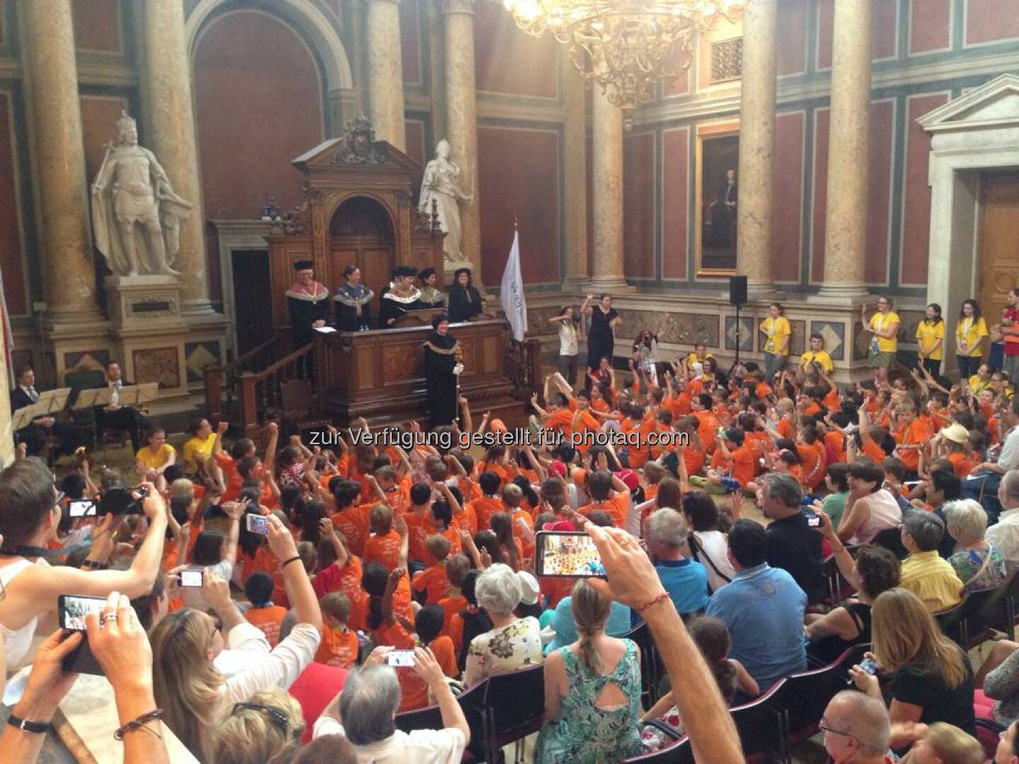 So viele fleißige Mini-StudentInnen - das war die Kinderuni 2015 mit unserem Sparefroh :-) Toll war sie, die KinderuniWien 2015. Heute der krönende Abschluss mit der Sponsion. Schön, dass ich dabei sein durfte! Source: http://facebook.com/erstebank