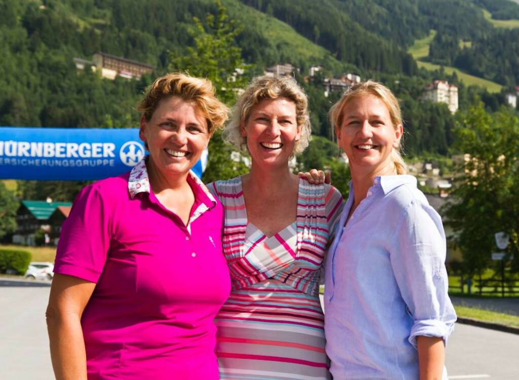 Nürnberger Gastein Ladies: Slalom-Olympiasiegerin Petra Kronberger (Mitte) ist bereits angekommen und genießt mit Turnierbotschafterin Judith Wiesner-Floimair (links) und Turnierdirektorin Sandra Reichel (rechts) die Sonne auf der Terrasse des Fünf-Sterne-Hotels Europäischer Hof., ©  <a href=